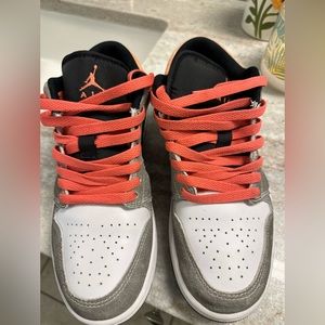 Nike Dunk size 7.5 men’s, size 9 women